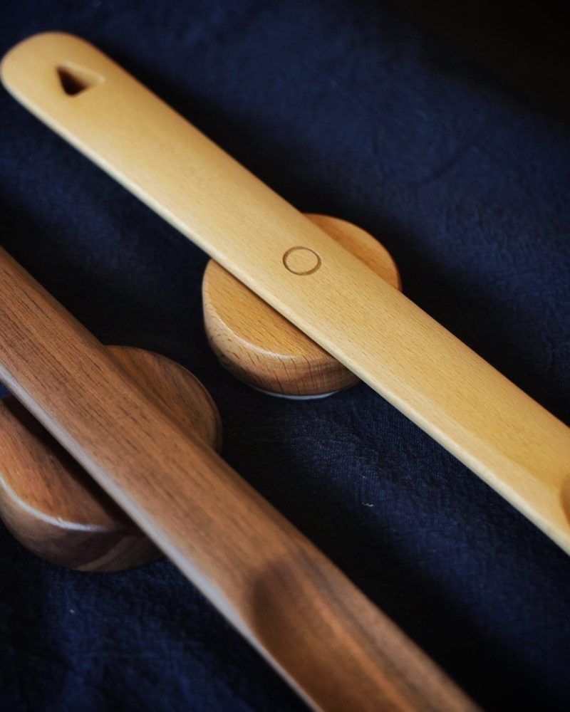 Wooden Shoe Horn with Magnetic Hanging Base